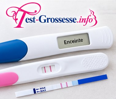 Test de grossesse digital affichant le mot Enceinte, posé à côté de tests urinaires.